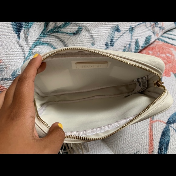 White Medium Handbag/Fanny pack - Picture 4 of 13